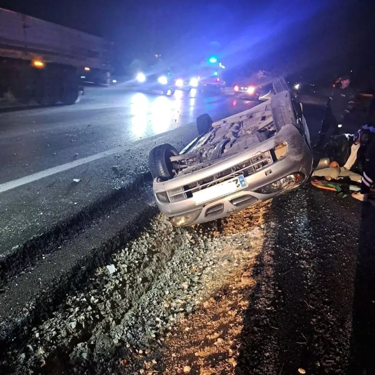 elazigda takla atan otomobilde 2 yarali 43TcXMjn