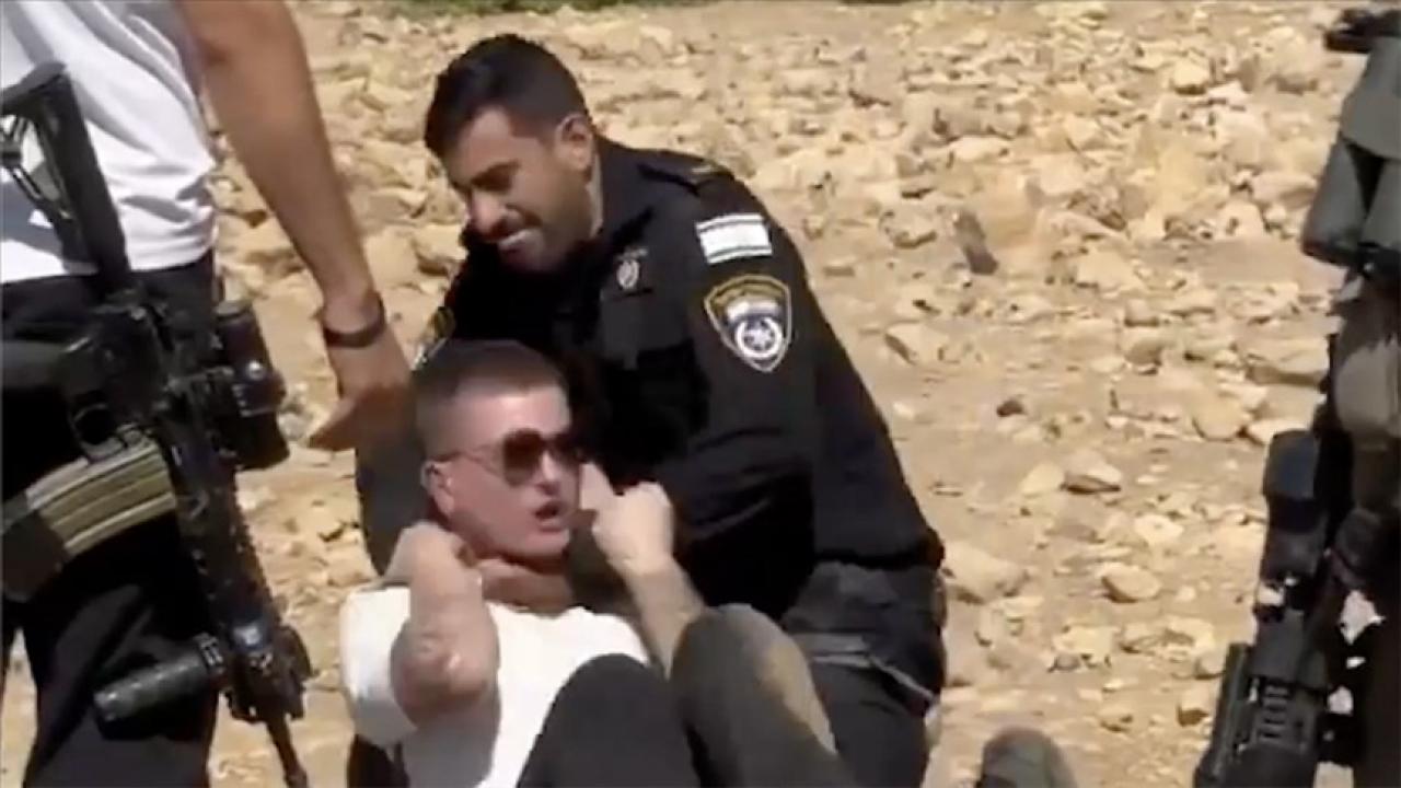 israil polisi filistinde toprak gasbina karsi cikan israilli aktivisti dovdu FHOi4FhA