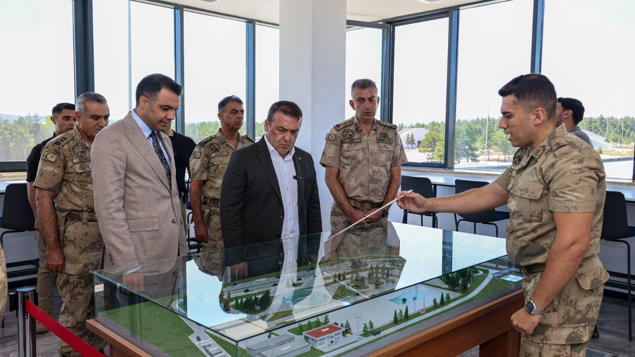 Jandarmanin modern egitim ussune vali sozerden ziyaret C3UDFSvj